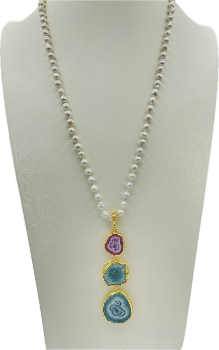Collana con perle di fiume e ciondolo in agata fuoco grezza