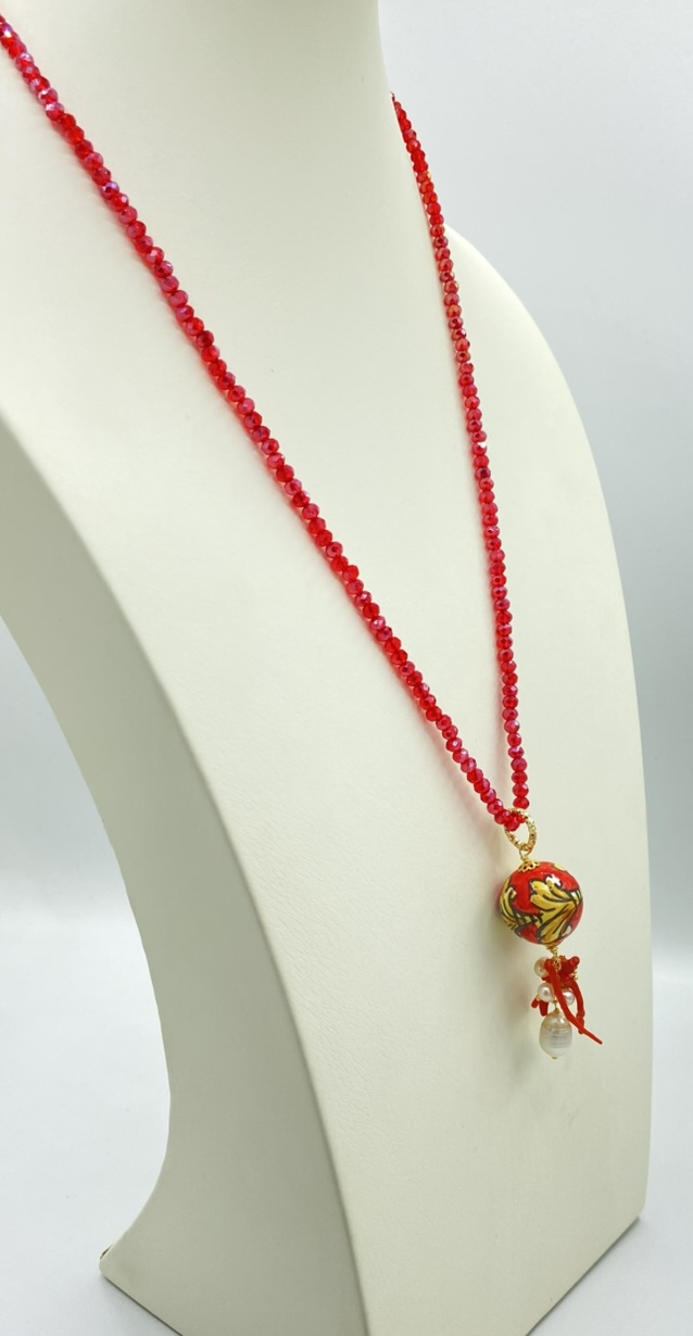 Collana in Swarovski rossi con pendente in ceramica stile Acanto, perle di fiume e corallo