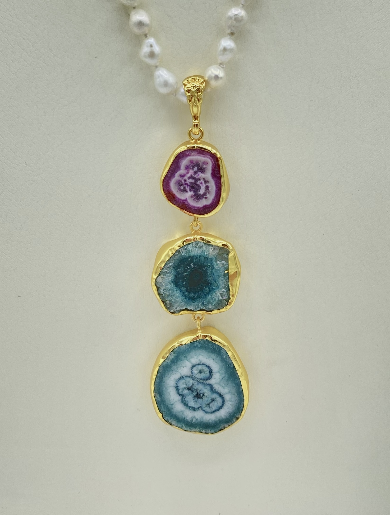 Collana con perle di fiume e ciondolo in agata fuoco grezza