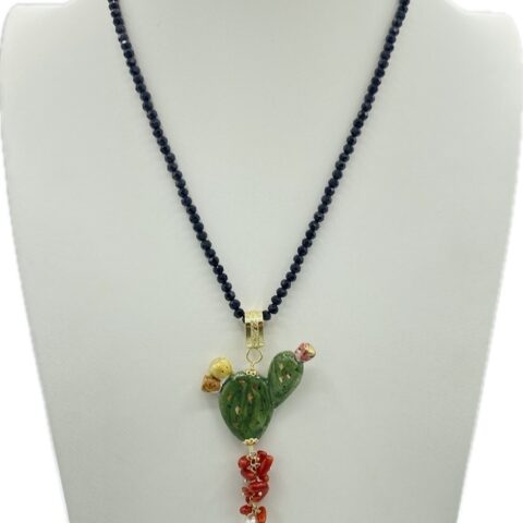 Collana in Swarovski nero con ciondolo fico d’India in ceramica e lustro oro