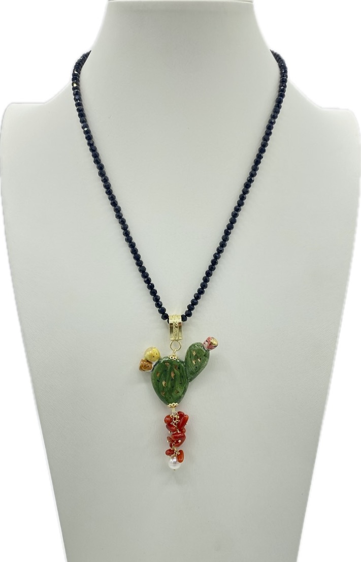 Collana in Swarovski nero con ciondolo fico d’India in ceramica e lustro oro