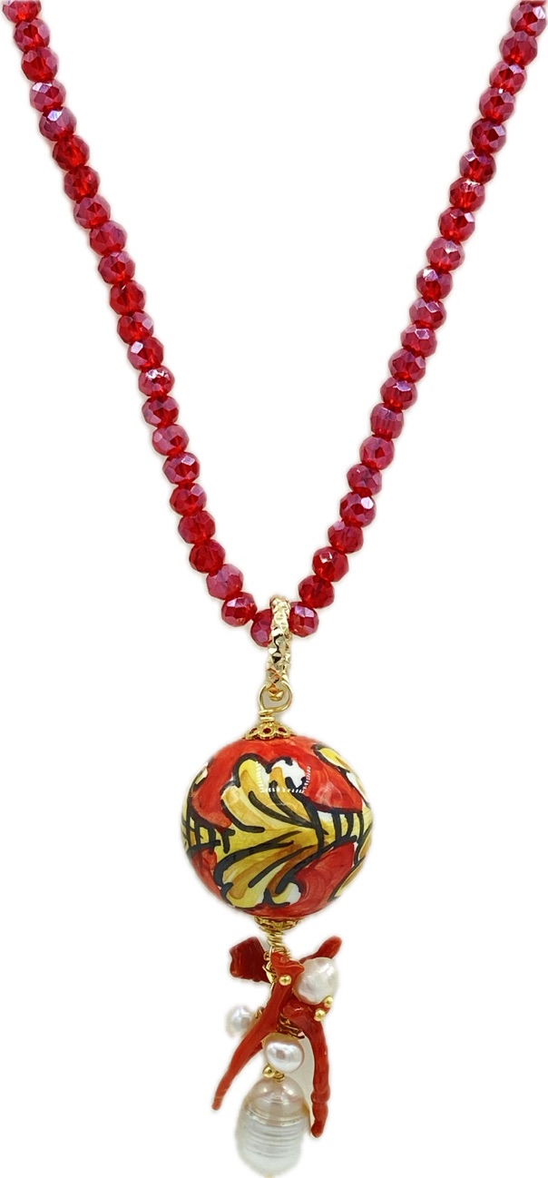 Collana in Swarovski rossi con pendente in ceramica stile Acanto, perle di fiume e corallo