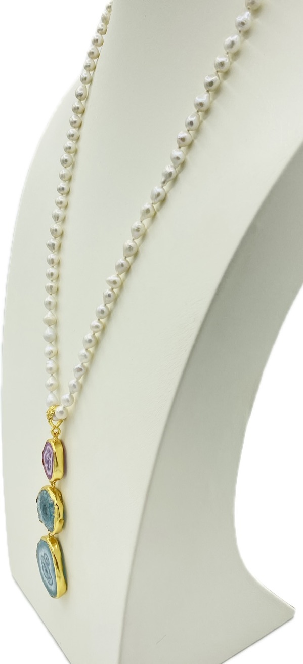 Collana con perle di fiume e ciondolo in agata fuoco grezza