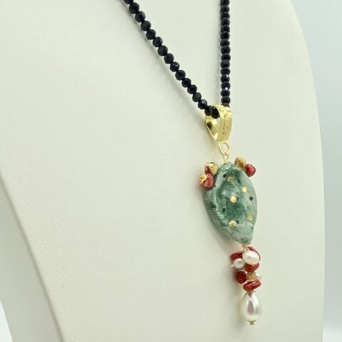 Collana in Swarovski nera con ciondolo fico d'India in ceramica e lustro oro