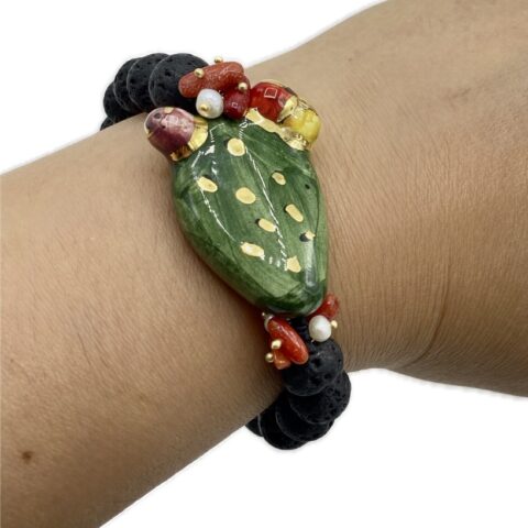 Bracciale in pietra lavica dell'Etna con fico d'India in ceramica e lustro oro