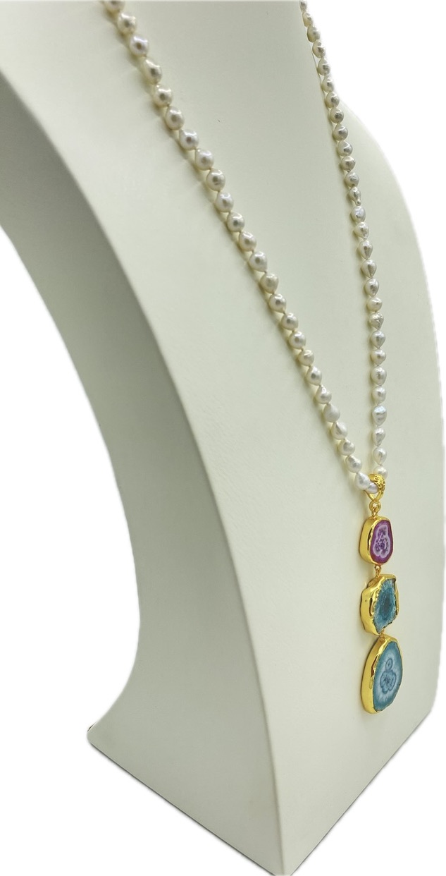 Collana con perle di fiume e ciondolo in agata fuoco grezza