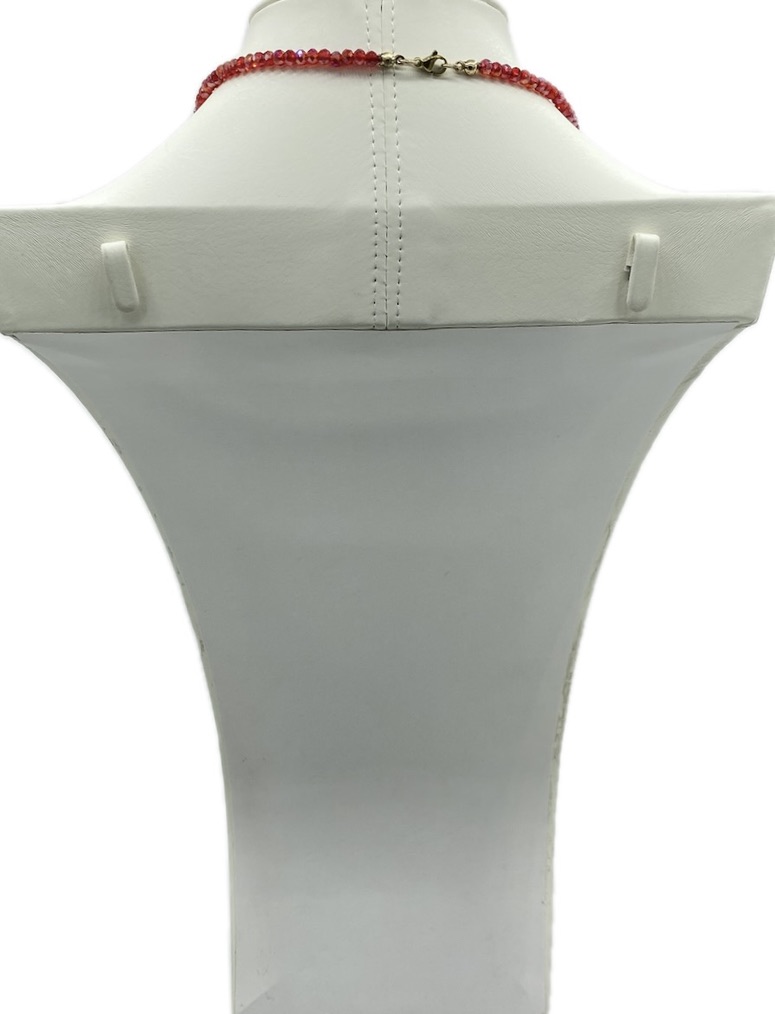 Collana in Swarovski rossi con pendente in ceramica stile Acanto, perle di fiume e corallo