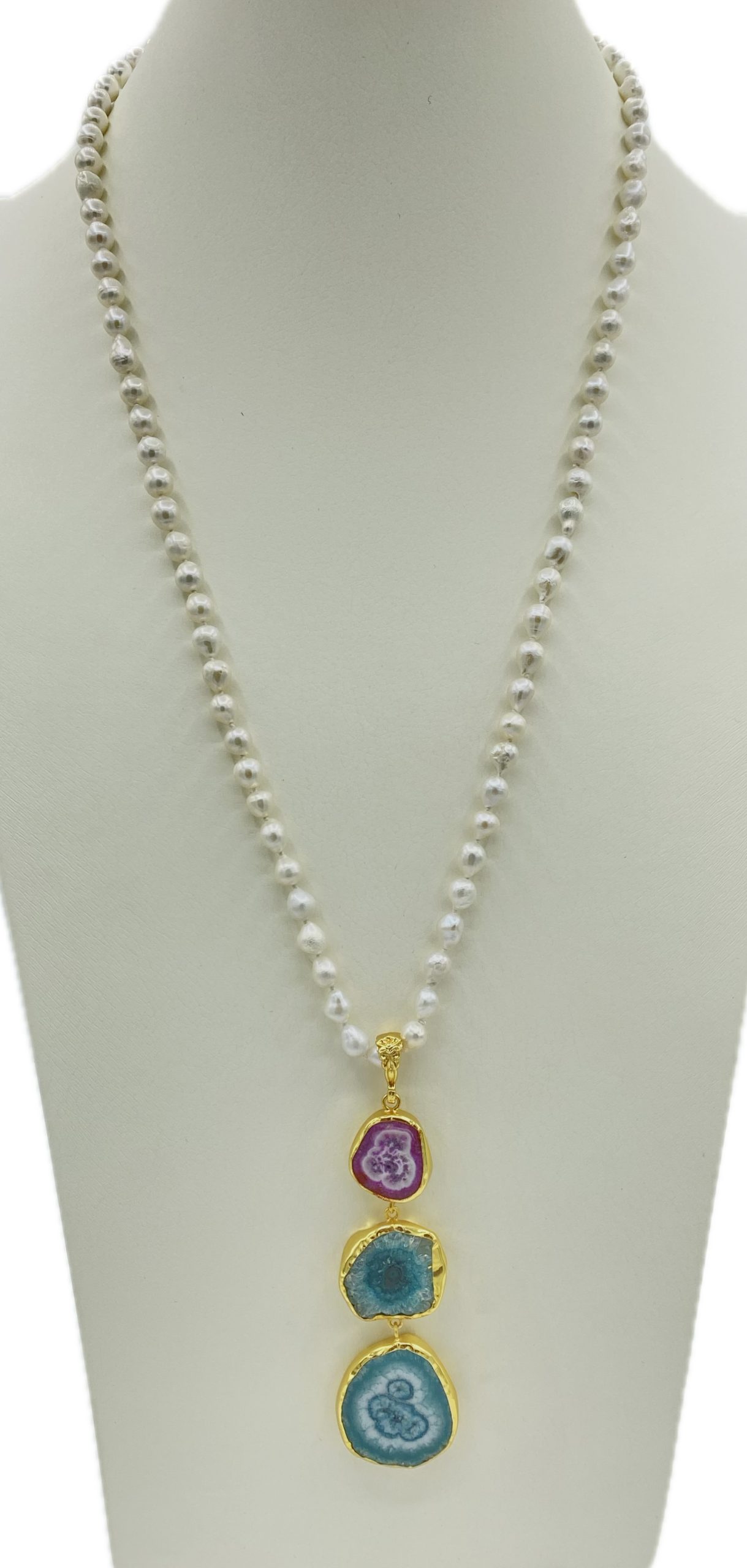 Collana con perle di fiume e ciondolo in agata fuoco grezza