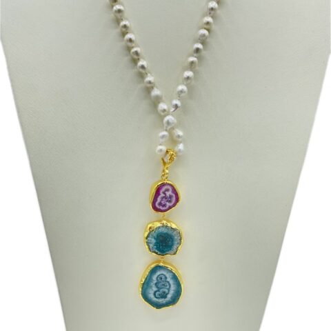 Collana con perle di fiume e ciondolo in agata fuoco grezza