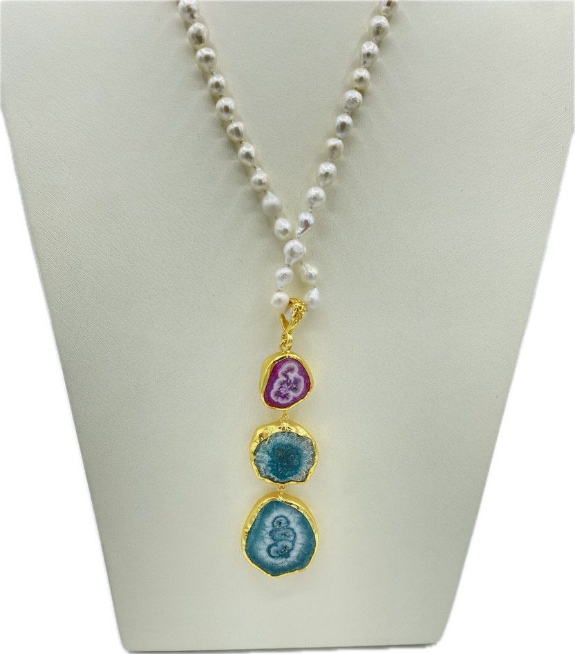 Collana con perle di fiume e ciondolo in agata fuoco grezza