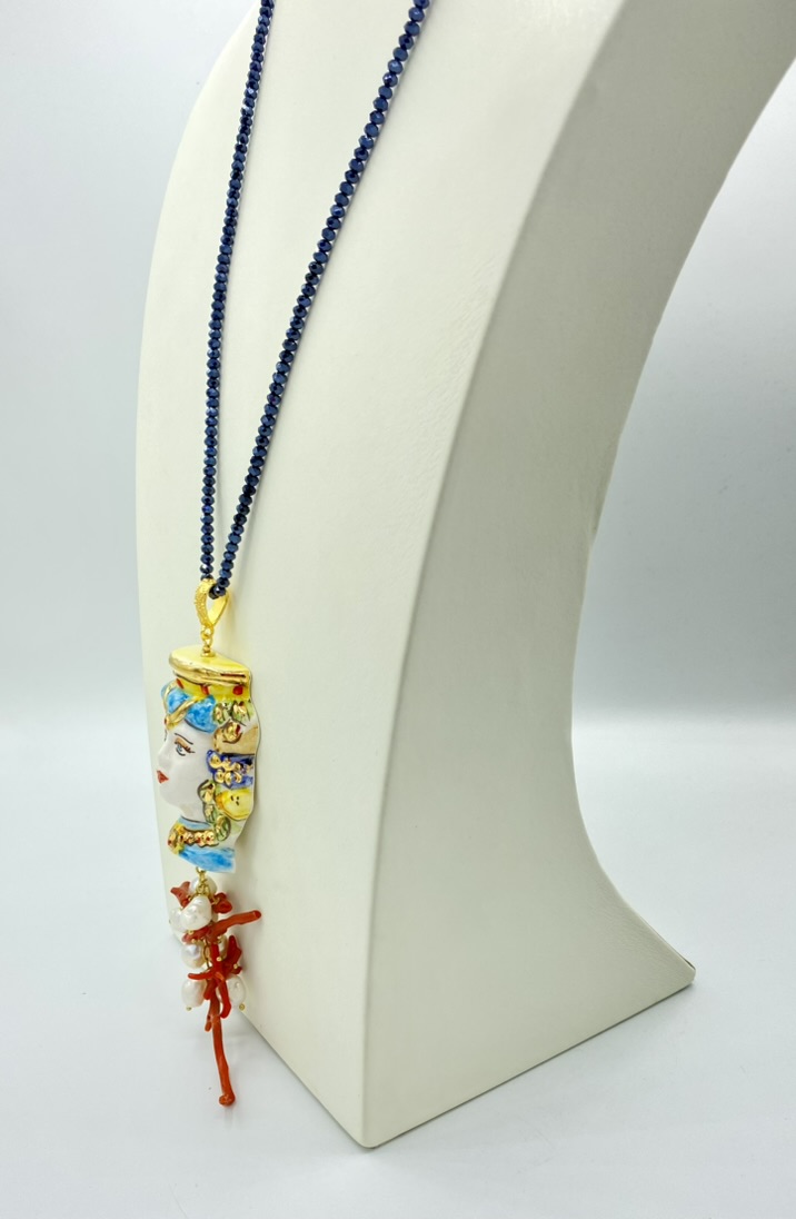 Collana in Swarovski blu con testa di moro donna in ceramica e lustro in oro