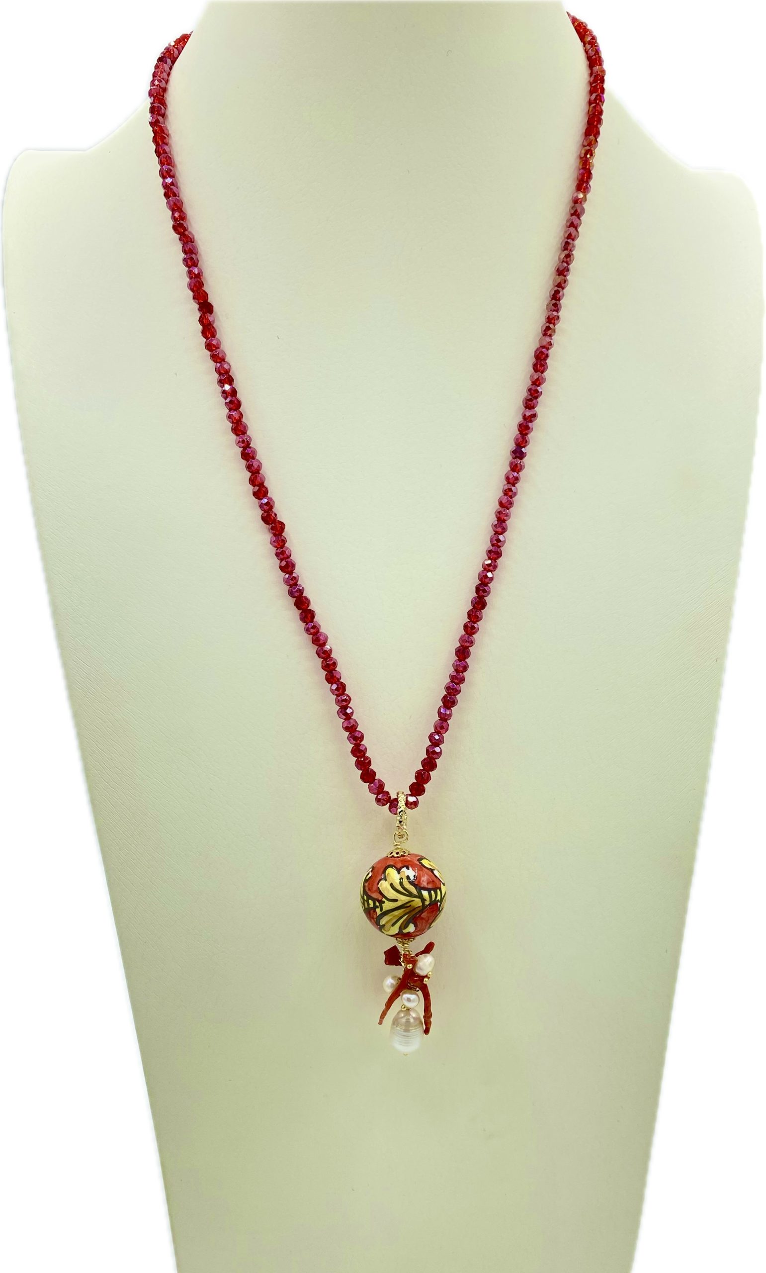 Collana in Swarovski rossi con pendente in ceramica stile Acanto, perle di fiume e corallo