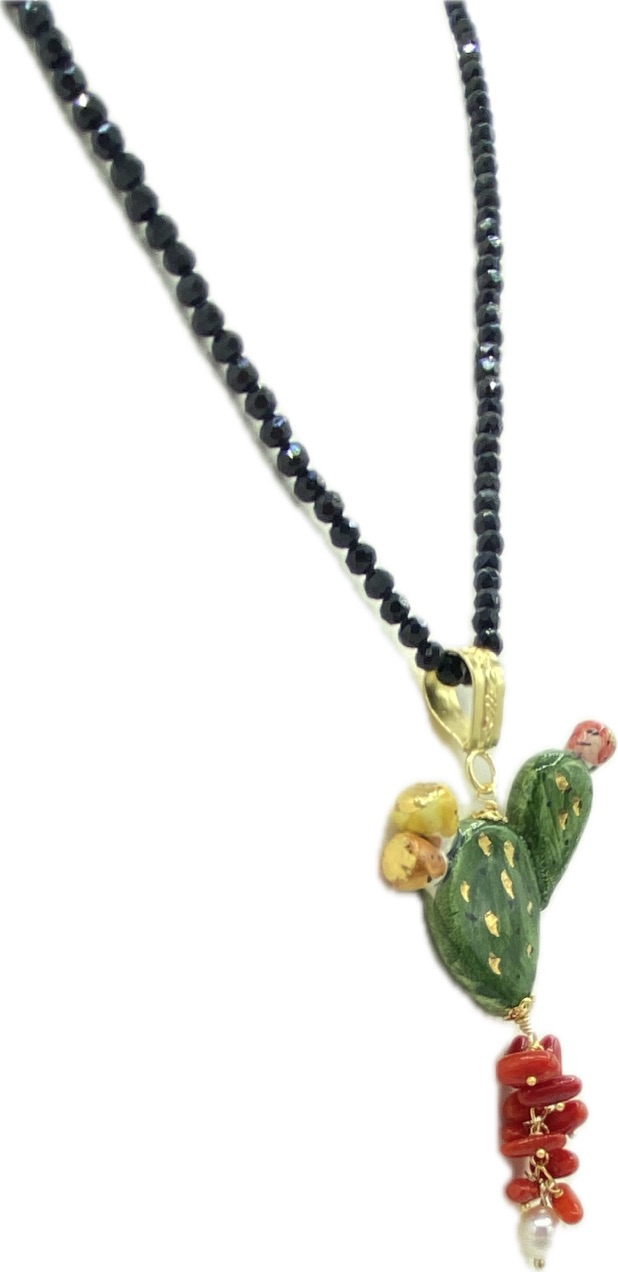 Collana in Swarovski nero con ciondolo fico d’India in ceramica e lustro oro