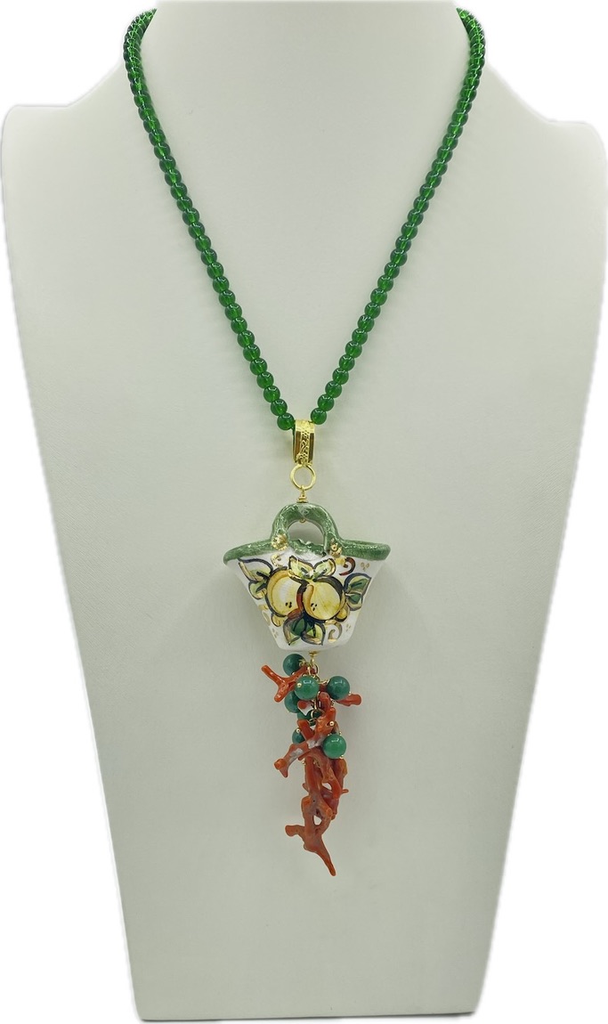 Collana in agata verde con coffa siciliana in ceramica e corallo naturale