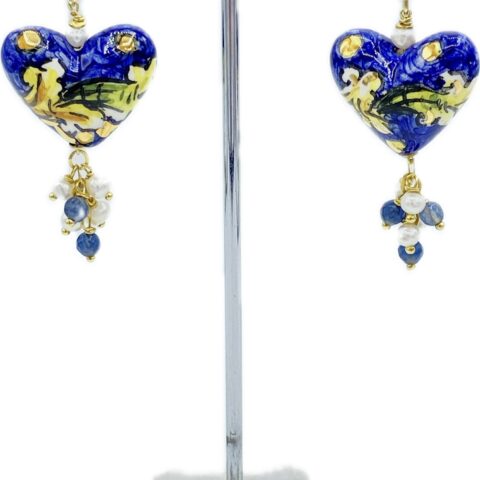 Orecchini cuore tridimensionali in ceramica con agata blu e lustro in oro