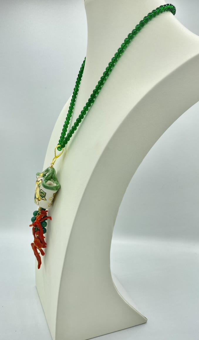 Collana in agata verde con coffa siciliana in ceramica e corallo naturale
