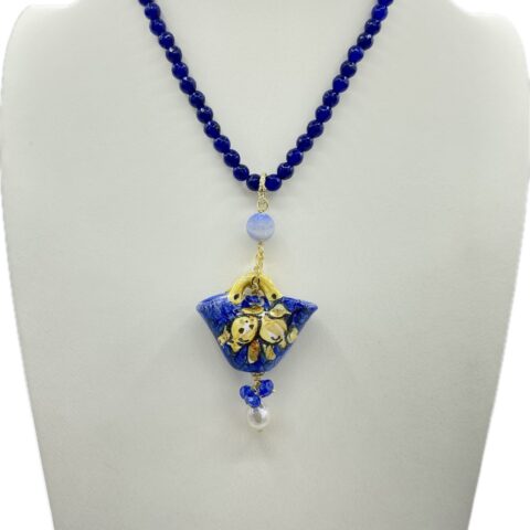 Collana in agata blu con coffa siciliana in ceramica e lustro oro
