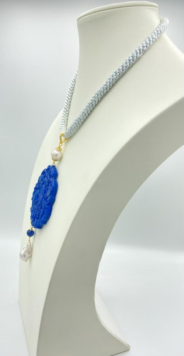 Medaglione in giada blu con perla di fiume e perla scaramazza