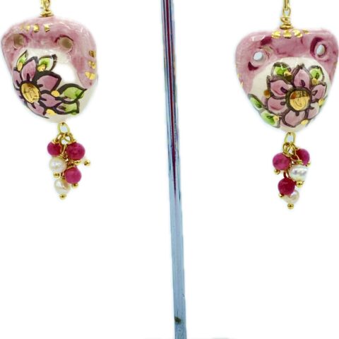 Orecchini anforette tridimensionali in argento 925 dorato con agata rosa e perline