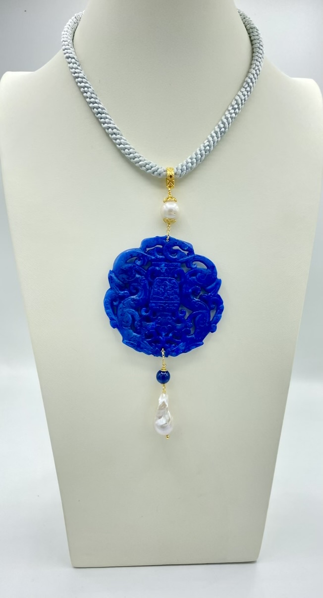 Medaglione in giada blu con perla di fiume e perla scaramazza