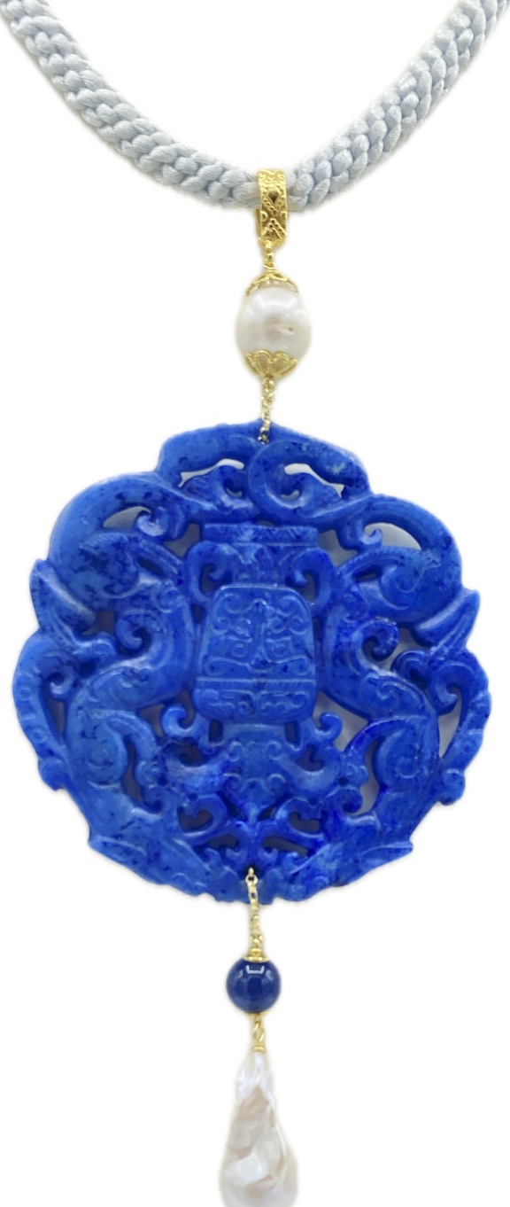 Medaglione in giada blu con perla di fiume e perla scaramazza
