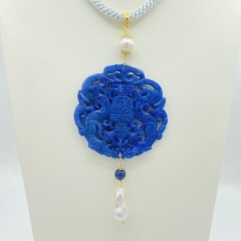 Medaglione in giada blu con perla di fiume e perla scaramazza