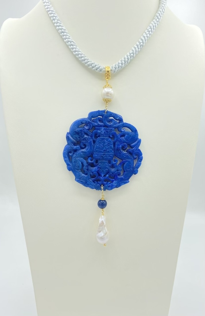 Medaglione in giada blu con perla di fiume e perla scaramazza