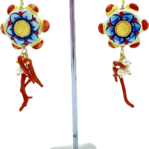 Orecchini tamburello in ceramica e argento 925 con corallo e perle