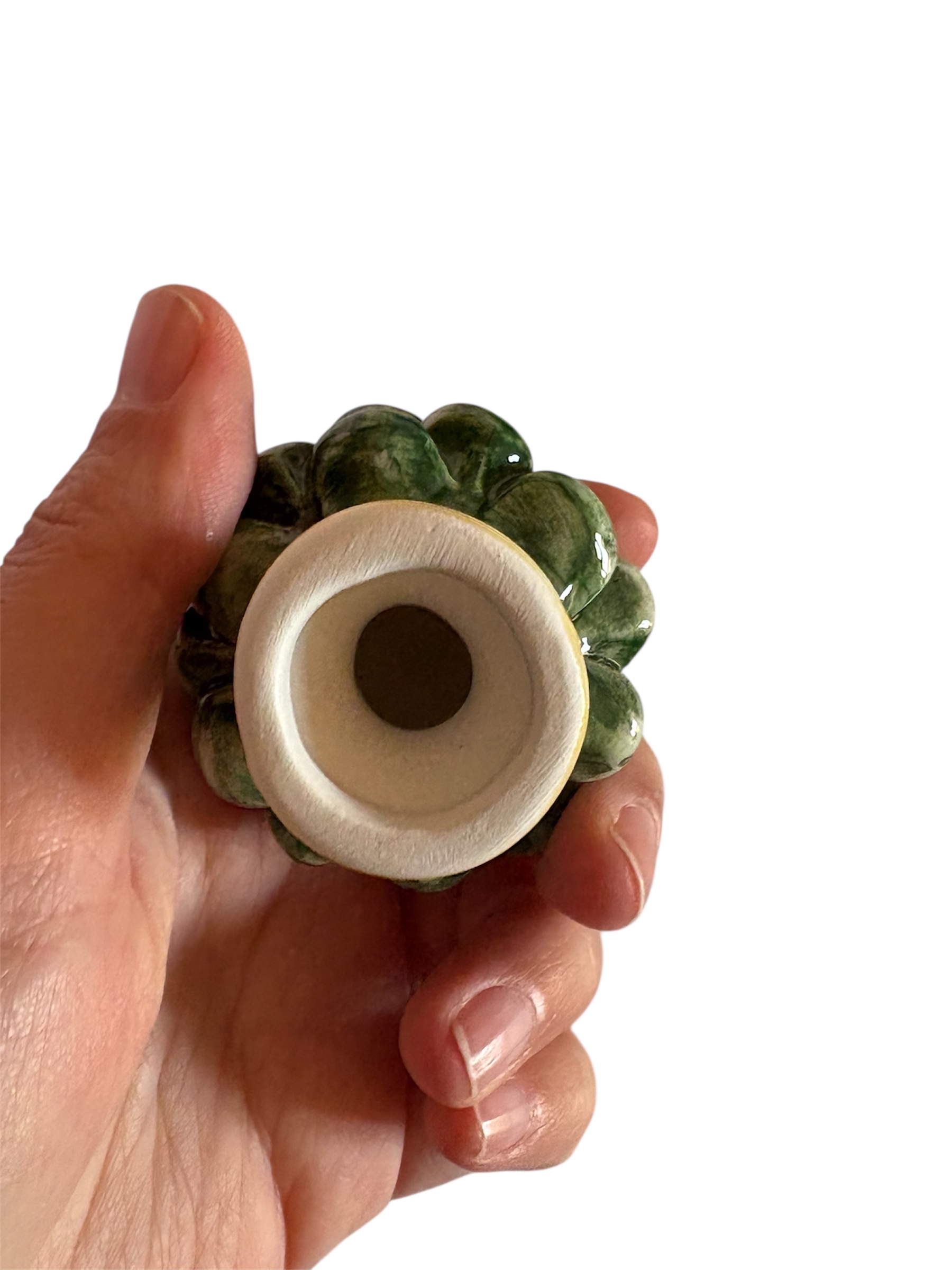 Pigna in ceramica dipinta e modellata a mano (H 6,5\7 cm circa)