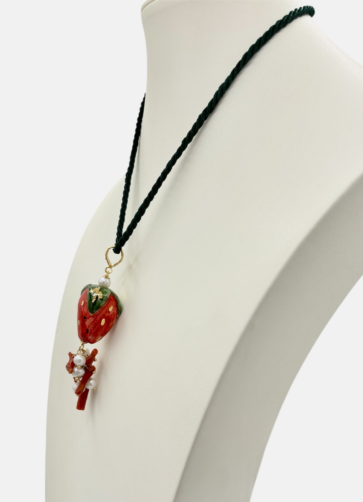 Ciondolo Fragola in ceramica dipinta a mano con lustro in oro