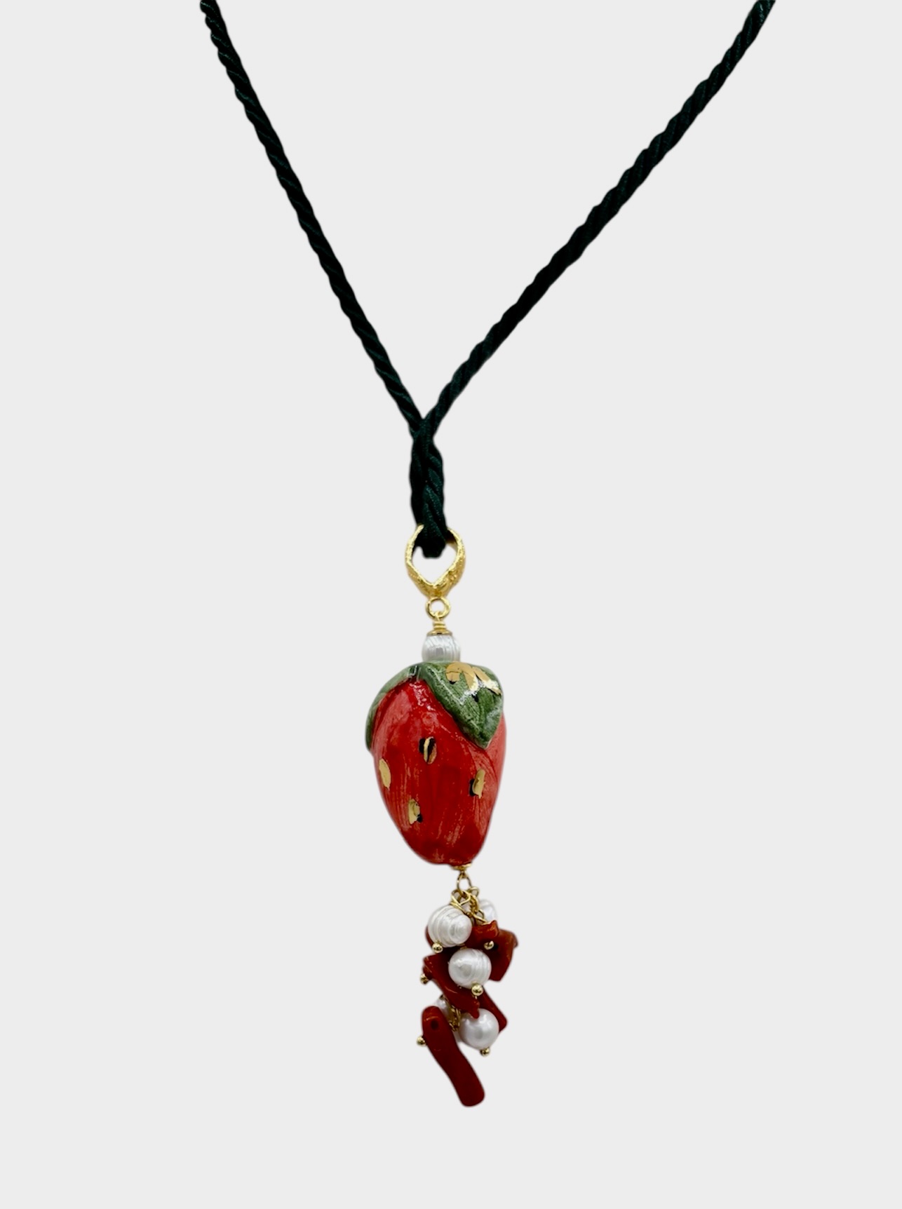 Ciondolo Fragola in ceramica dipinta a mano con lustro in oro